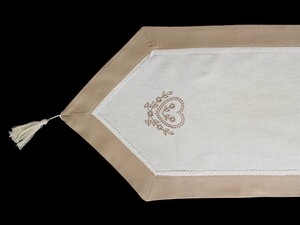Table Runner Suzette